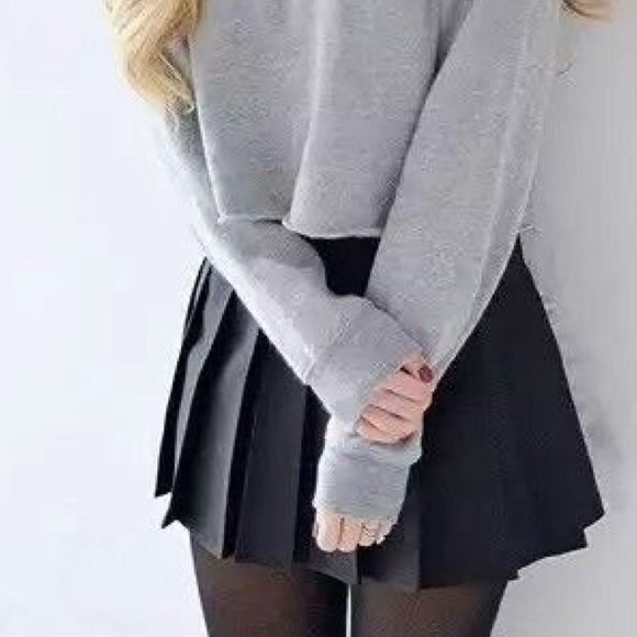 Black skater pleaded skirt - Picture 3 of 8